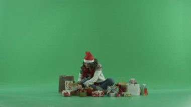 Çekici genç kadın Noel şapkalı boş Xmas hediye kutusu, chroma anahtar arka plan üzerinde var