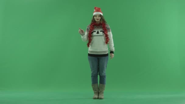 Charmig ung kvinna i jul hatt med virtuell pekskärm teknik, Färgtransparens på bakgrund — Stockvideo