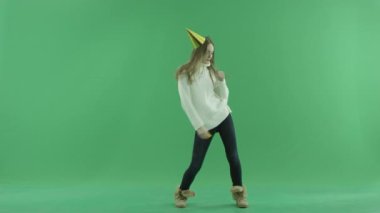 Büyüleyici mutlu genç kadın danslar, chroma anahtar arka plan üzerinde