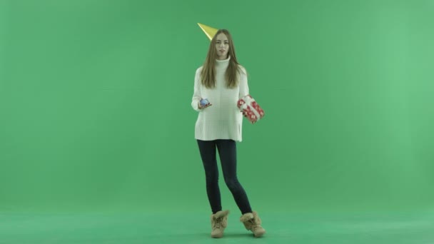 Vonzó fiatal nő, hitelkártya, háttér chroma-kulcs — Stock videók