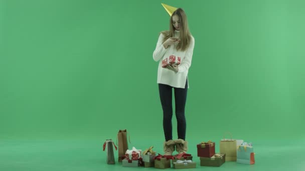 Vonzó fiatal nő fog fénykép, az ő karácsonyi ajándéka, a háttér chroma-kulcs — Stock videók