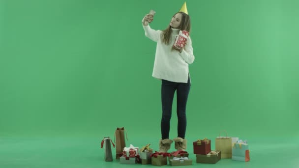 Attraente giovane donna prende selfie suo regalo di Natale, chroma key su sfondo — Video Stock