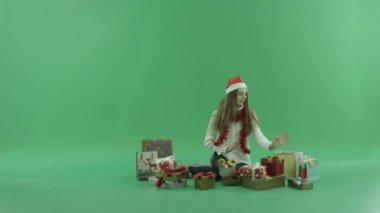 Onun mutlu, chroma anahtar arka plan üzerinde yapar çok iyi Xmas hediye Noel şapka çekici genç kadın gets