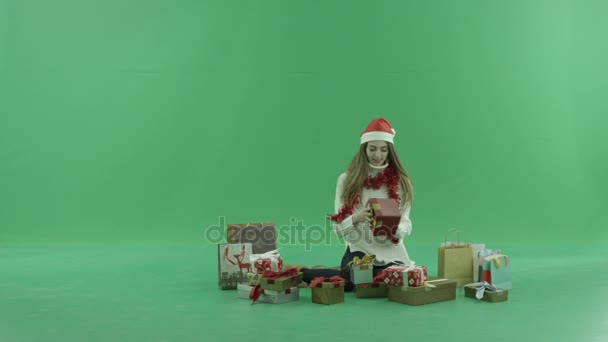 Vicces fiatal nő megnyitja a karácsonyi hat üres Xmas jelen dobozok és kap dühös, chroma key háttér — Stock videók