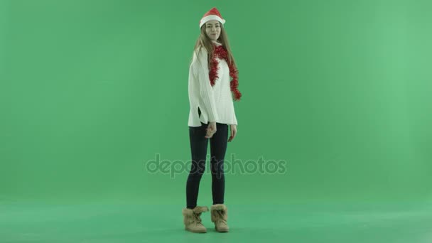 Adorable joven en sombrero de Navidad invita a todos a venir, croma clave en el fondo — Vídeo de stock