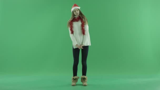 Sevimli genç kadın bir şey chroma anahtar arka plan üzerinde Noel şapka rüyalarda — Stok video