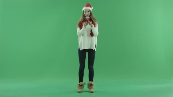 Szexi fiatal nő kalapban karácsonyi felhívja a szív a levegőben, a háttér chroma-kulcs — Stock videók