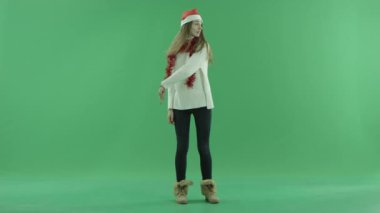 Çekici genç kadın Noel şapkalı biri gelmek, chroma anahtar arka plan üzerinde derse
