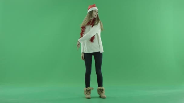 Ελκυστική νεαρή γυναίκα στο Χριστουγεννιάτικο καπέλο καλεί κάποιον να έρθει, chroma κλειδί στο φόντο — Αρχείο Βίντεο
