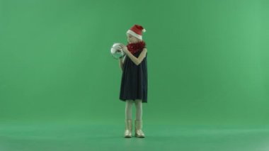 Disko topu ile Noel şapka, chroma anahtar arka plan üzerinde küçük kız