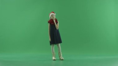 Noel şapkalı küçük kız düşündüğü, chroma anahtar arka plan üzerinde