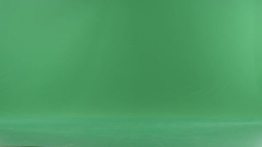 Litle kız bir sürü Noel hediyeleri, chroma anahtar arka plan üzerinde yürüyor