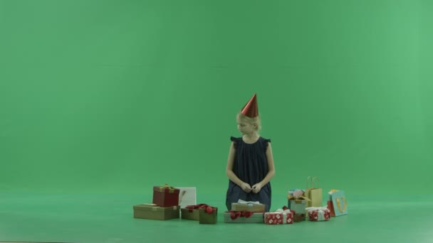Adorable niña abre regalo de Navidad vacío, croma clave en el fondo — Vídeos de Stock
