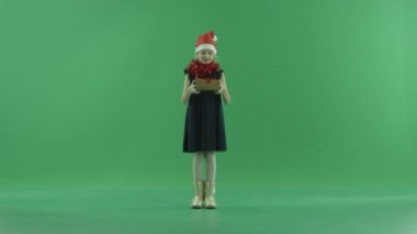Sevimli küçük kız Noel şapkalı bir boş Xmas hediyesi, chroma anahtar arka plan üzerinde var