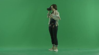 Yeşil ekranın sol tarafında fotoğraf çekmek onun çocuk ile genç bir kadın