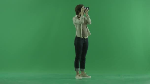 Une jeune femme prend des photos en haut à droite sur l'écran vert — Video