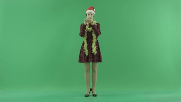 Una joven mujer de Navidad está mostrando amor al espectador en la pantalla verde — Vídeo de stock