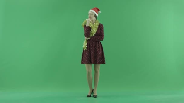 Una joven mujer de Navidad está pensando en la pantalla verde — Vídeo de stock