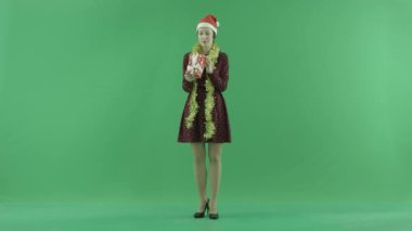 Genç bir kadın için bir Noel hediyesi yeşil ekranda arıyor