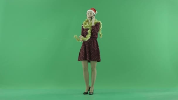 Mladá žena vánoční mluvit na telefonu na zelené obrazovce — Stock video