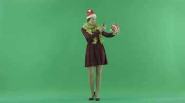 Genç bir kadın yeşil ekranda Noel hediyesini fotoğrafını çekmek
