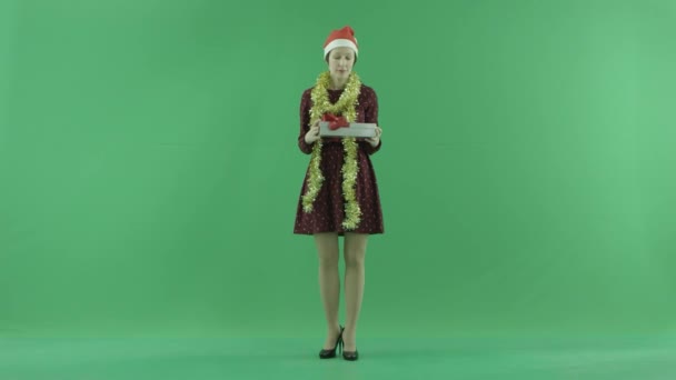Eine junge Frau öffnet ein leeres Weihnachtsgeschenk auf dem grünen Bildschirm — Stockvideo