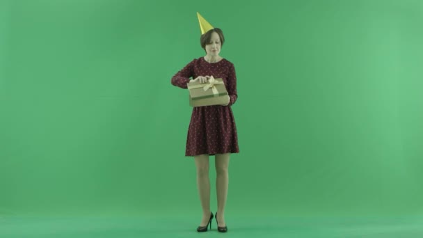 Genç bir kadın yeşil ekranda bazı boş hediye kutuları açma — Stok video