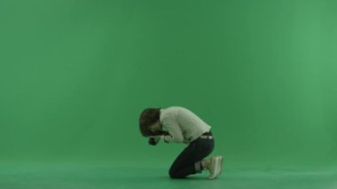 Genç kadın oturmuş makro fotoğraf yeşil ekranda sol tarafta alıyor