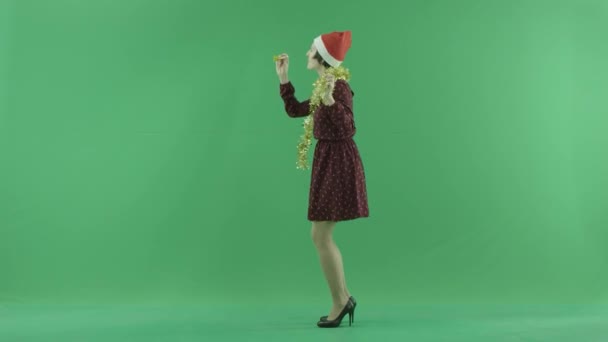 Eine junge Frau tanzt auf der linken Seite der grünen Leinwand — Stockvideo