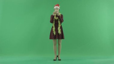Genç bir Noel kadın aşk izleyici yeşil ekranda gösterilen