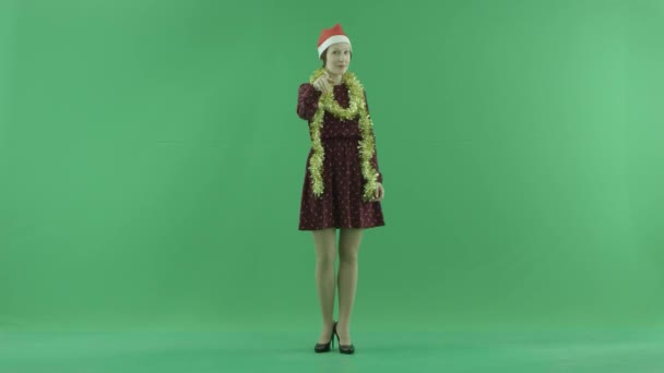 Seorang wanita Natal muda memanggil penonton di layar hijau — Stok Video
