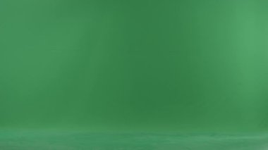 Bebeği ile sağ taraftan yeşil ekranda bir genç kadın