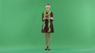 Yong kadın yeşil ekranda boş bir Noel hediyesi açıyor