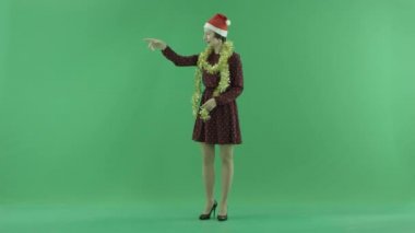 Genç bir Noel kadın birisi için yeşil ekranda sol taraftan aramalar