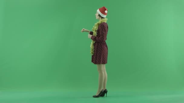 若い女性がクリスマスは緑色の画面で左側の大型タッチ スクリーン上で何かを探してください。 — ストック動画