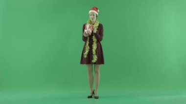 Genç bir kadın için bir Noel hediyesi yeşil ekranda arıyor