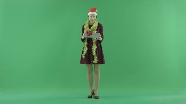 Eine junge Frau öffnet das Weihnachtsgeschenk auf der grünen Leinwand — Stockvideo