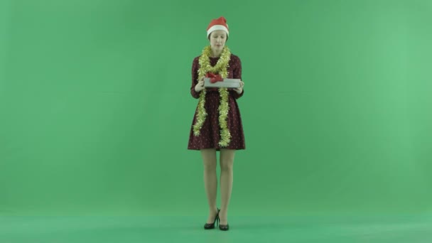 Una donna yong sta aprendo un regalo di Natale vuoto sullo schermo verde — Video Stock