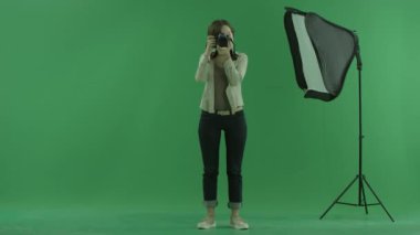Genç bir kadın bazı Fotoğraf Görüntüleyicisi'nin yeşil ekranda alıyor