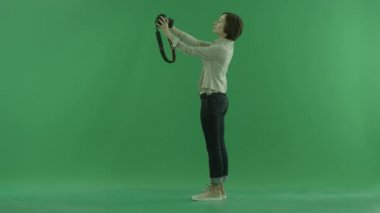 Genç bir kadın yeşil ekranda sol tarafta kendini fotoğraf çekmek