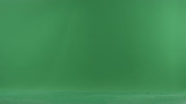 Bebeği ile sağ taraftan yeşil ekranda bir genç kadın