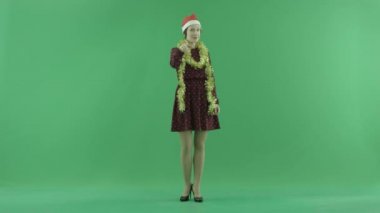 Genç bir Noel kadın izleyiciye yeşil ekranda çağırır.
