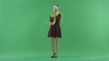 Yeşil ekran telefonda konuşurken bir kadın Noel