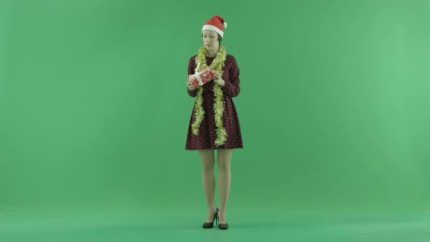 Seorang wanita muda sedang mencari hadiah Natal dan muntah di layar hijau — Stok Video