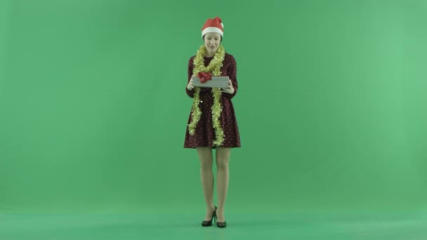 Una joven está abriendo el regalo de Navidad en la pantalla verde — Vídeo de stock