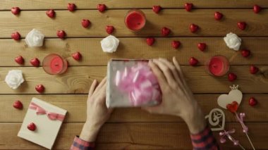 Genç adamın kredi kartı hediye olarak, üstten görünüm alır.