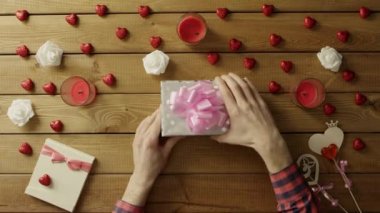 Mutlu bir adam kredi kartı hediye olarak, üstten görünüm alır.