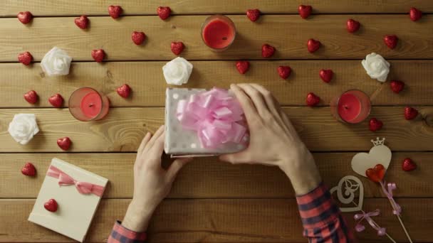 Giovane uomo ottiene cuore umano di plastica come regalo di festa strano, vista dall'alto — Video Stock