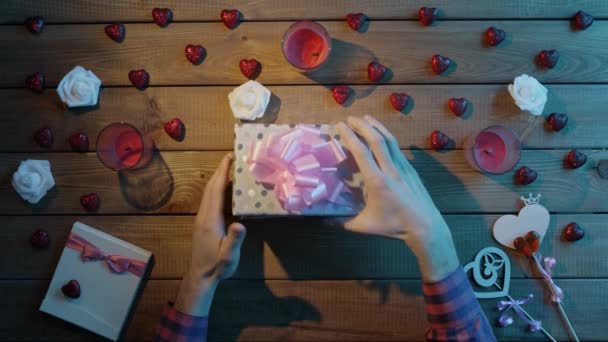 Csodálkoztak ember kap műanyag emberi szív furcsa holiday jelen, top nézetként — Stock videók