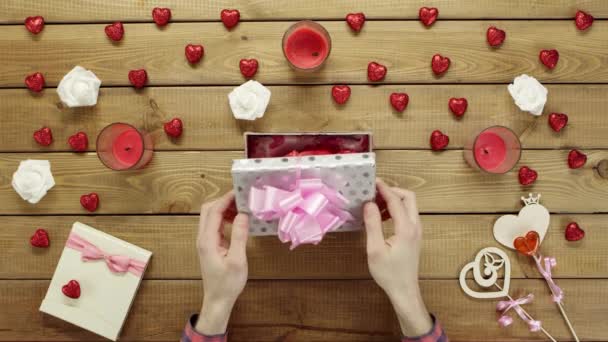 Člověk dostane plastový lidské srdce jako zvláštní svátek dárek od jeho milovaného jeden, pohled shora — Stock video